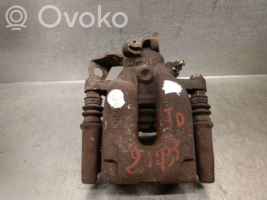Citroen C3 Jarrusatulan tyynyn pidike takana 