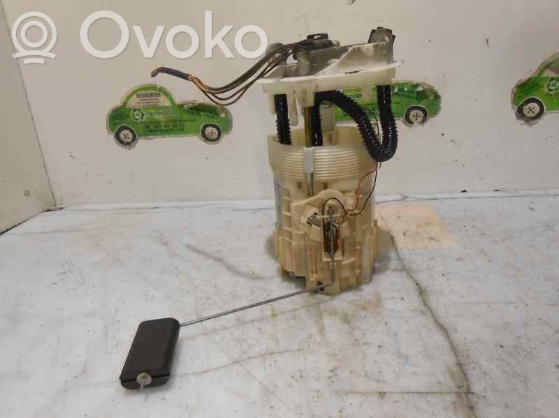 Bomba interna de combustible   8208288308A