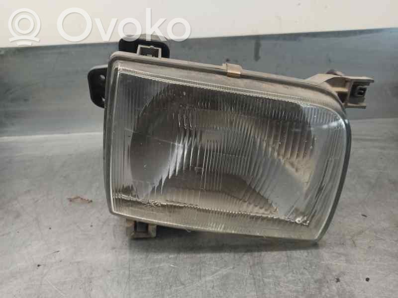 Nissan PickUp Etu-/Ajovalo 