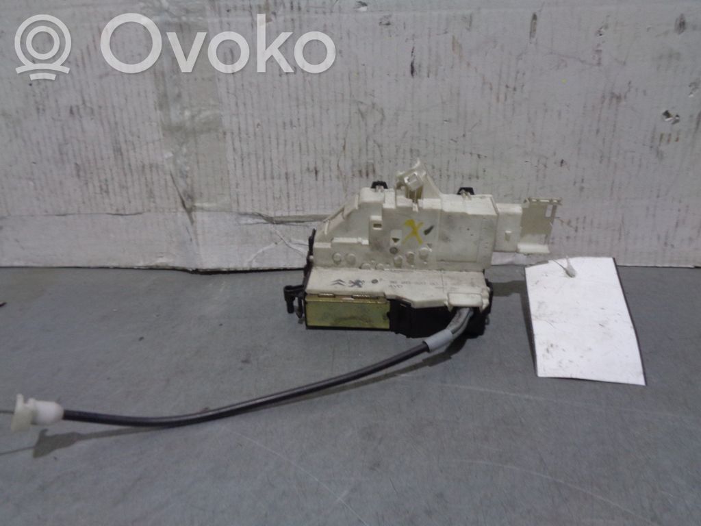 Citroen C4 I Picasso Front door lock 