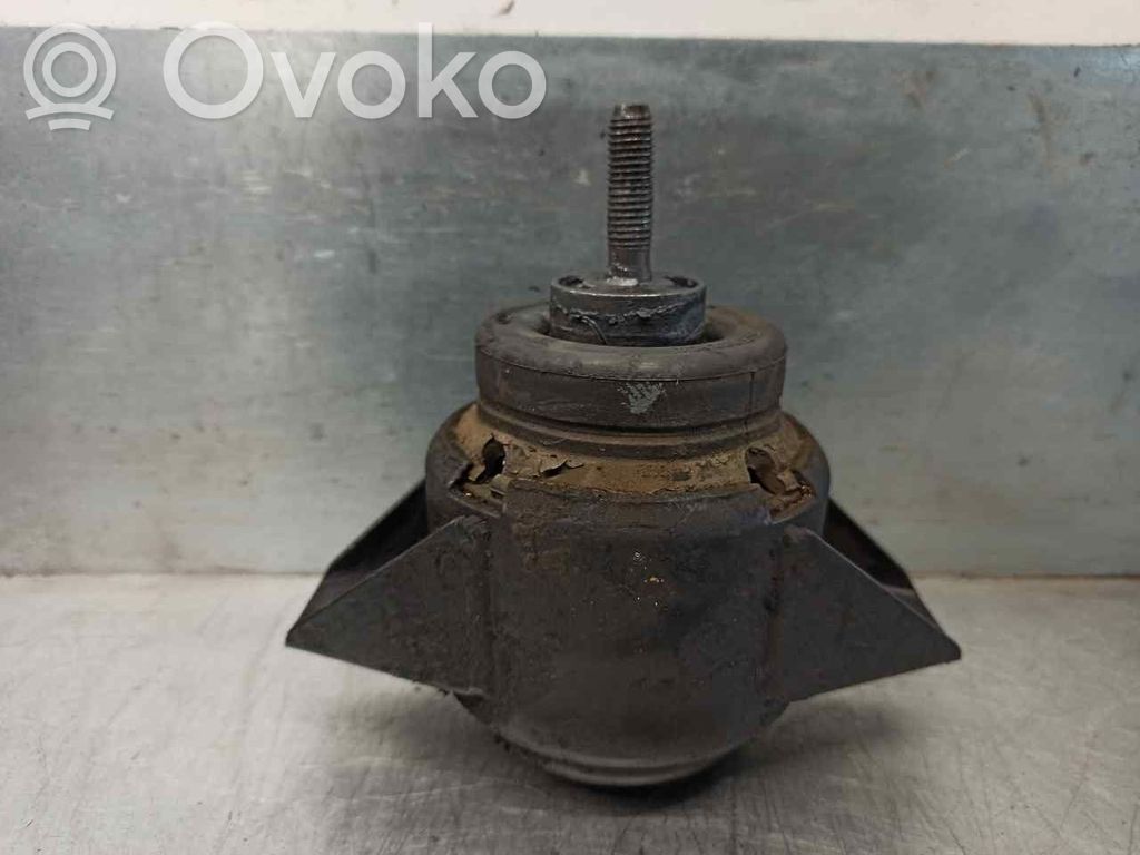 Engine mount bracket   KKB102602