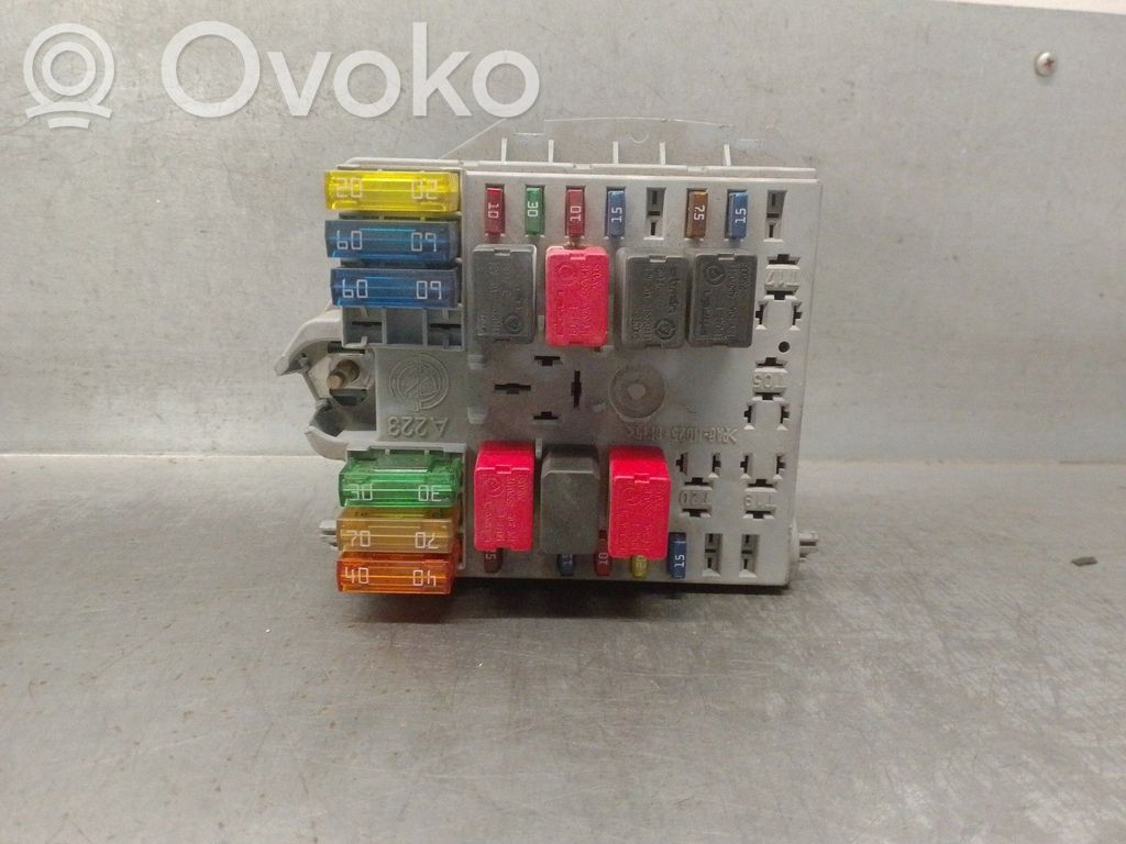 Fiat Punto (199) Juego de caja de fusibles 