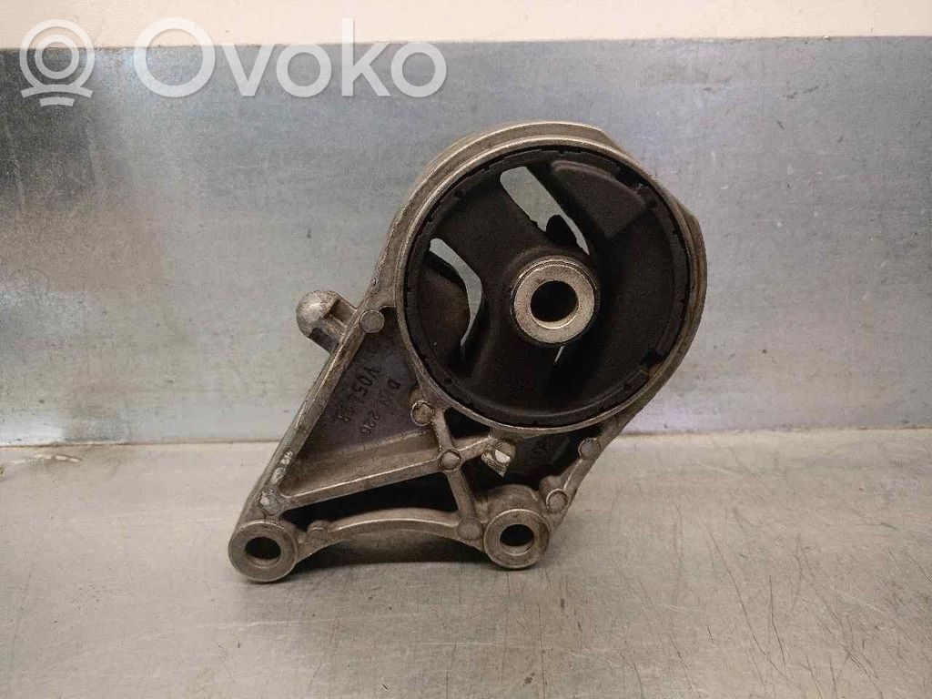 Engine mount bracket   V05413