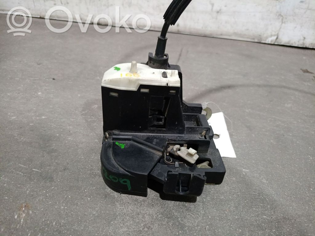 Renault Clio II Priekšpusē slēdzene 