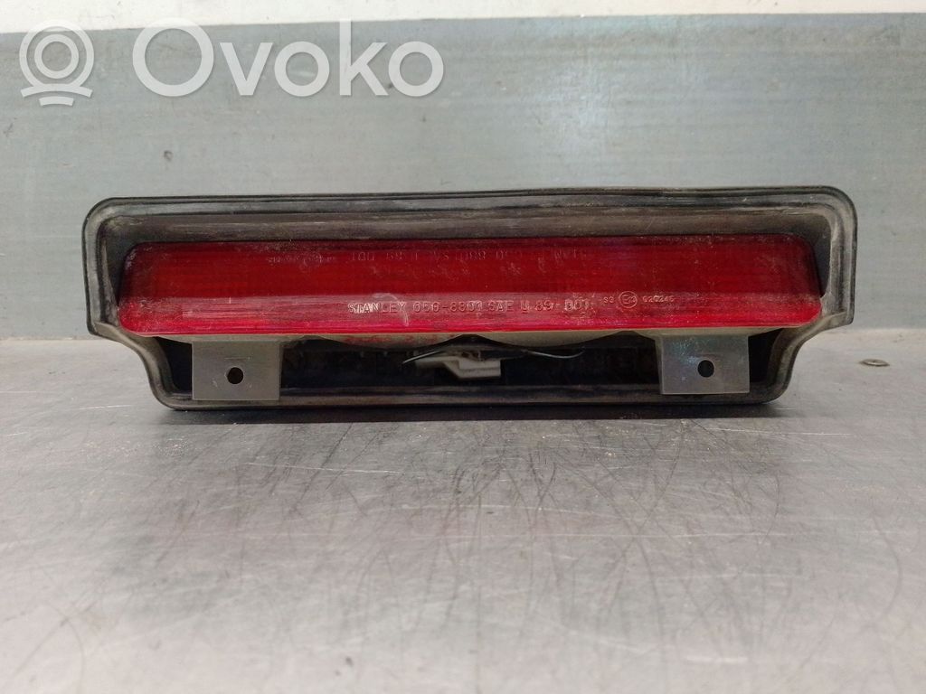 Mitsubishi Montero Kolmas/lisäjarruvalo 