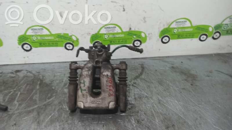 Renault Clio III Jarrusatulan tyynyn pidike takana 