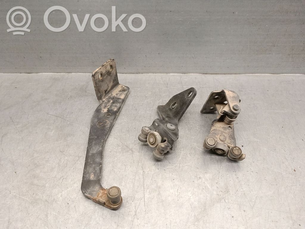 Prowadnica rolkowa drzwi bocznych / przesuwanych / Zawias górny   2T14V25000AC,1444430