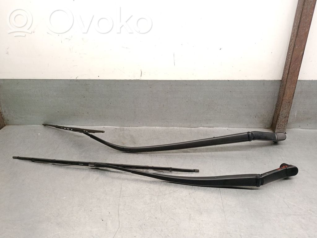 Mazda CX-7 Front wiper blade arm 