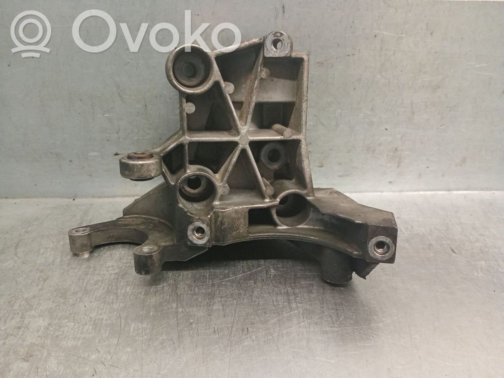 Audi Q7 4L Engine mount bracket 