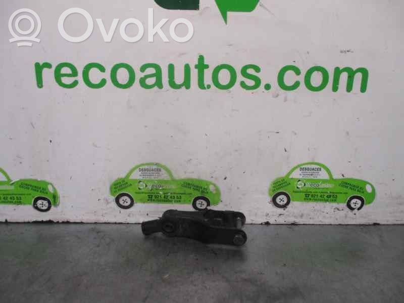 Peugeot 406 Engine mount bracket 