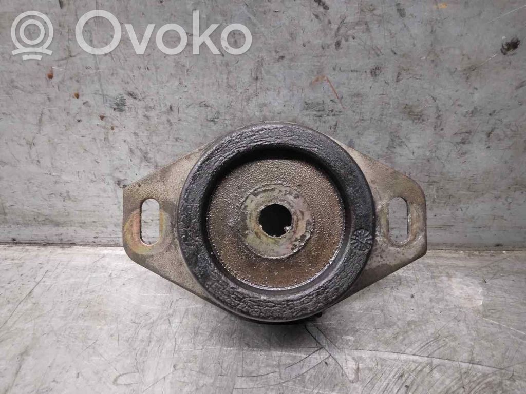 Peugeot 406 Engine mount bracket 