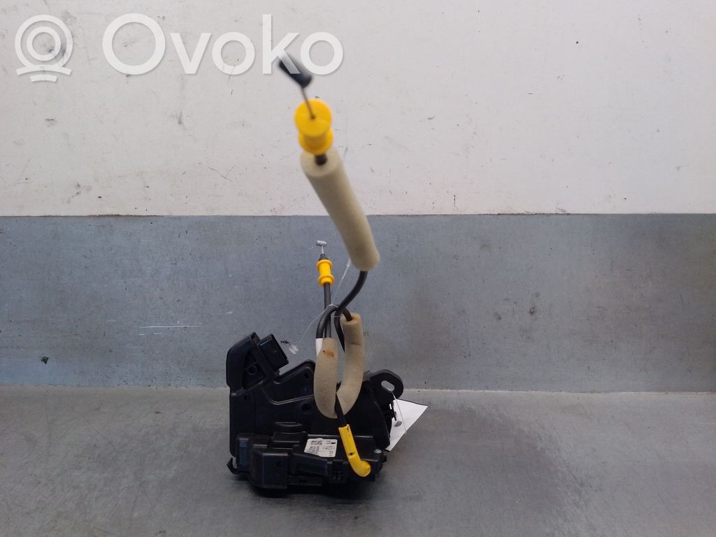 Jeep Avenger Takaoven lukko