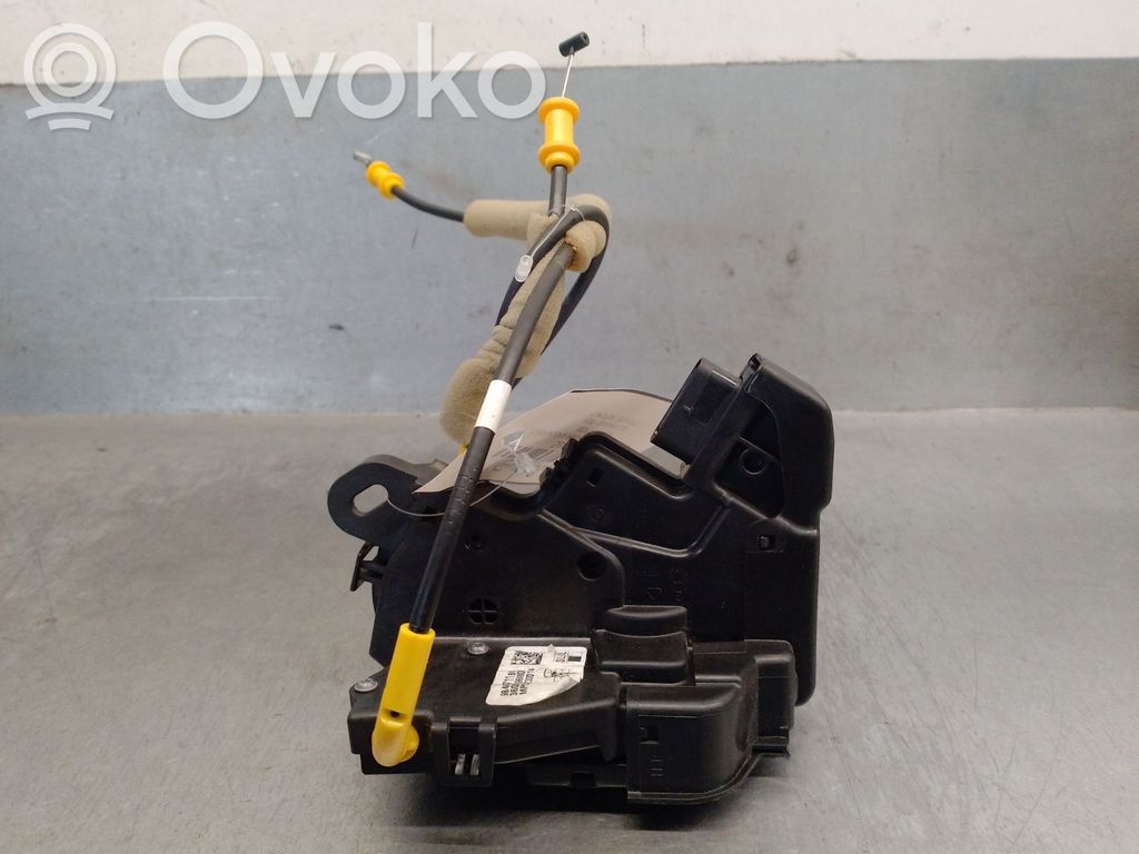 Jeep Avenger Takaoven lukko