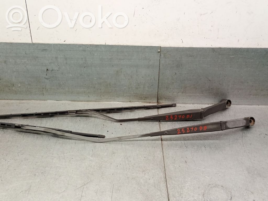 Smart ForFour I Brazo del limpiaparabrisas delantero 