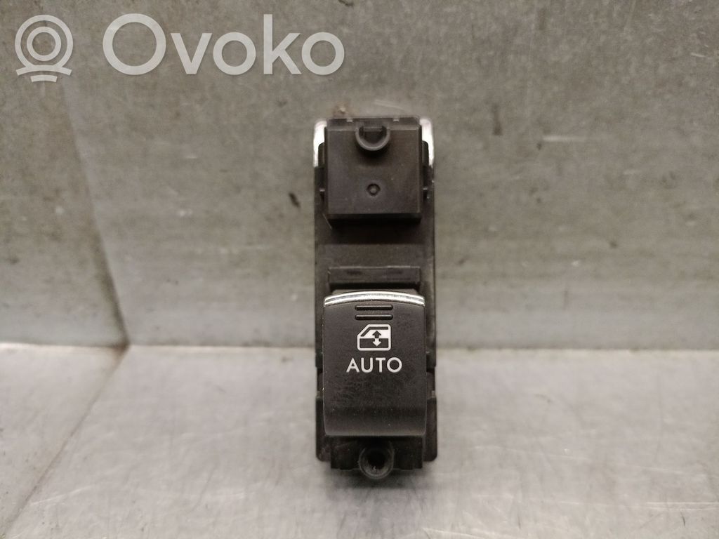 Subaru Legacy Electric window control switch 