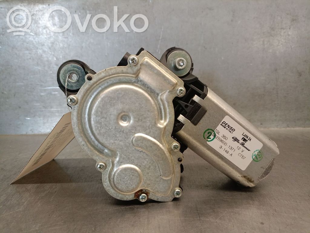 Fiat 500E Silniczek wycieraczki szyby tylnej 