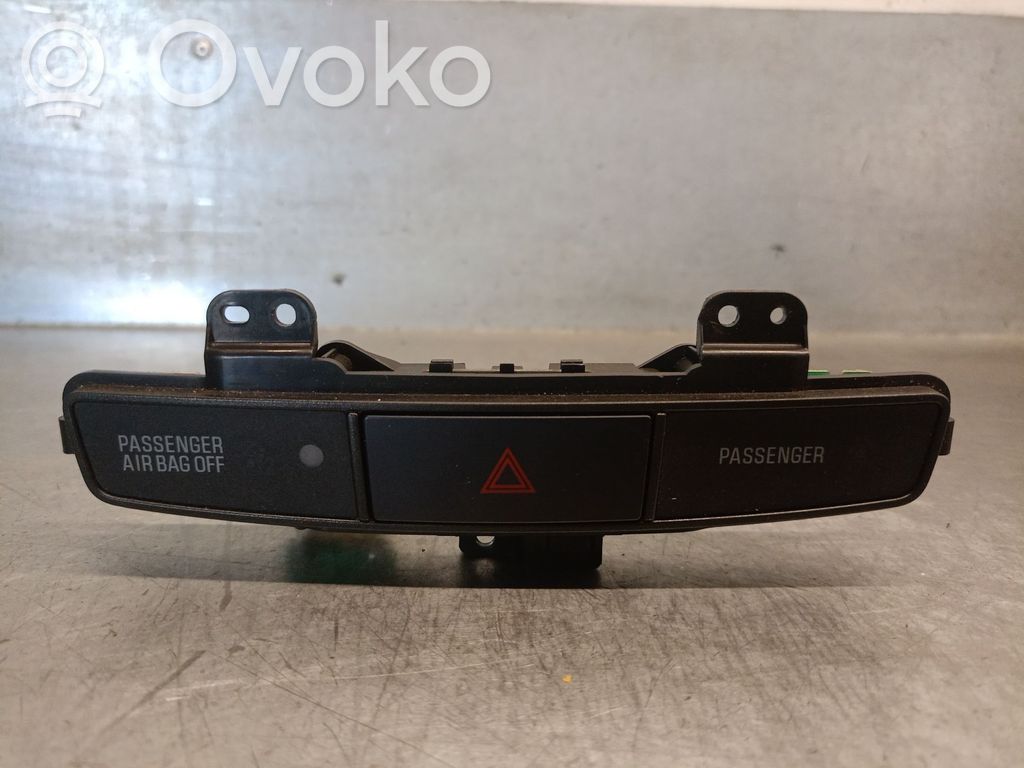 Mitsubishi Lancer X Hätävilkkujen kytkin 