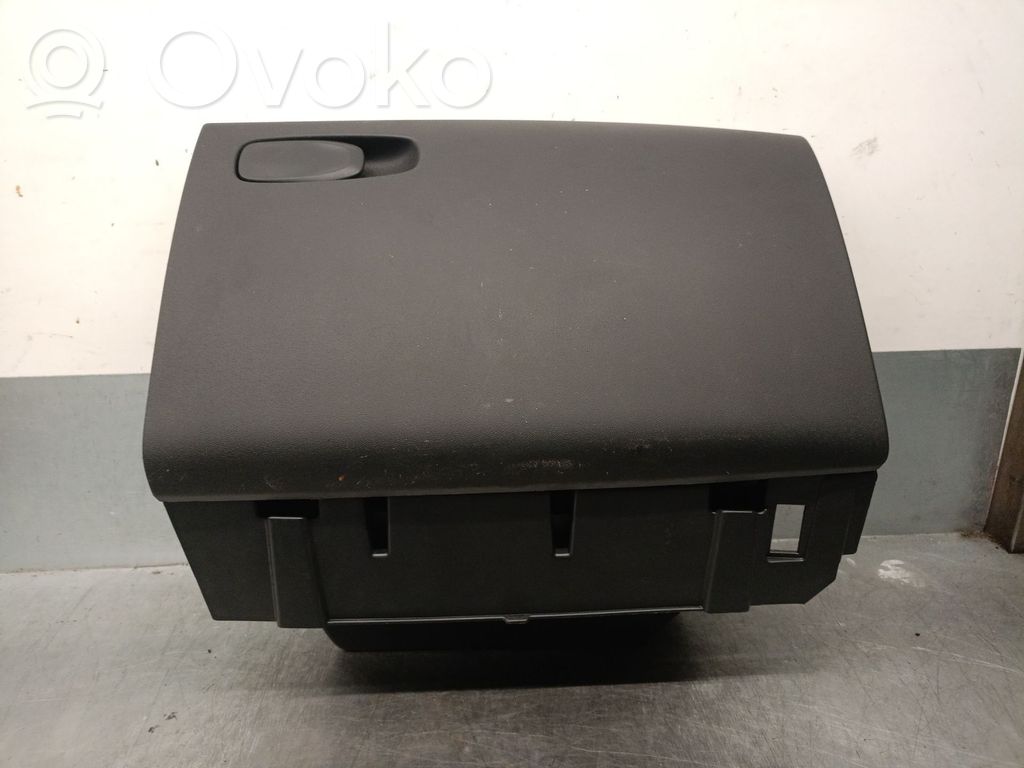 Volvo V40 Hansikaslokero