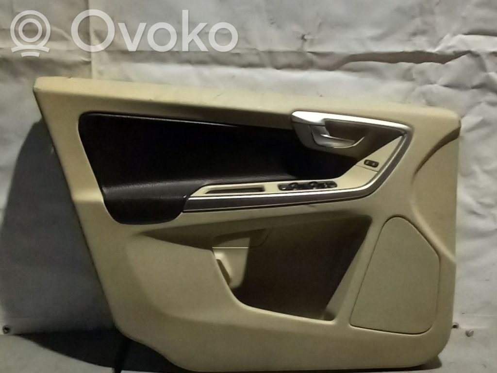 Volvo XC60 Revestimiento de puerta delantera 