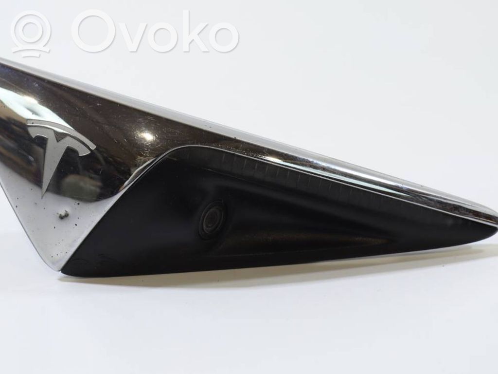 Tesla Model S Šoninio sparno kamera 