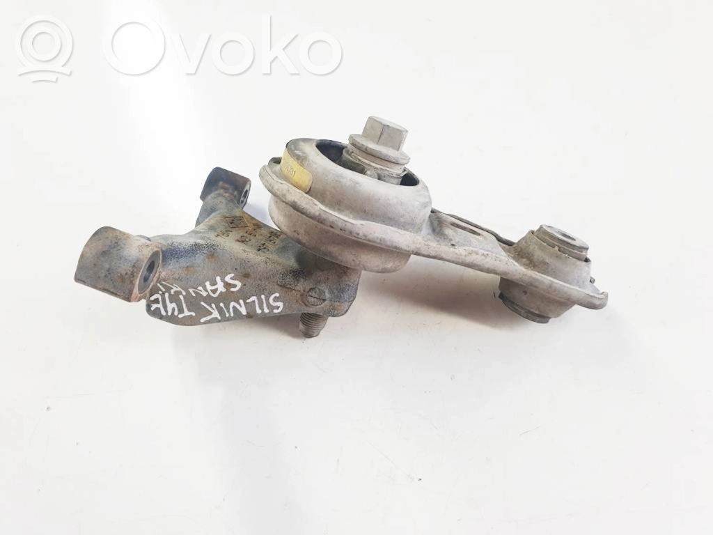 Engine mount vacuum valve