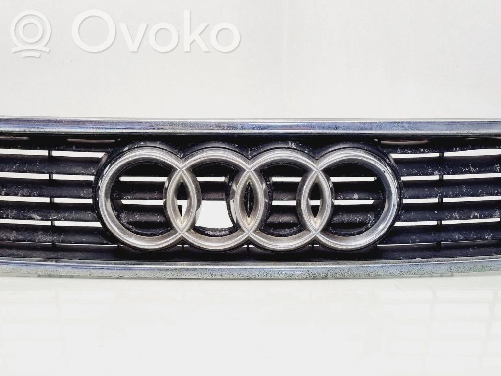 Audi A4 S4 B5 8D Etupuskurin ylempi jäähdytinsäleikkö 