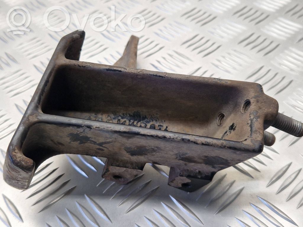 Volvo V70 Engine mounting bracket 
