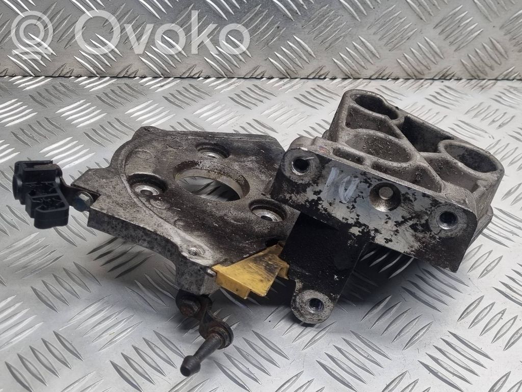 Renault Laguna II Engine mounting bracket 