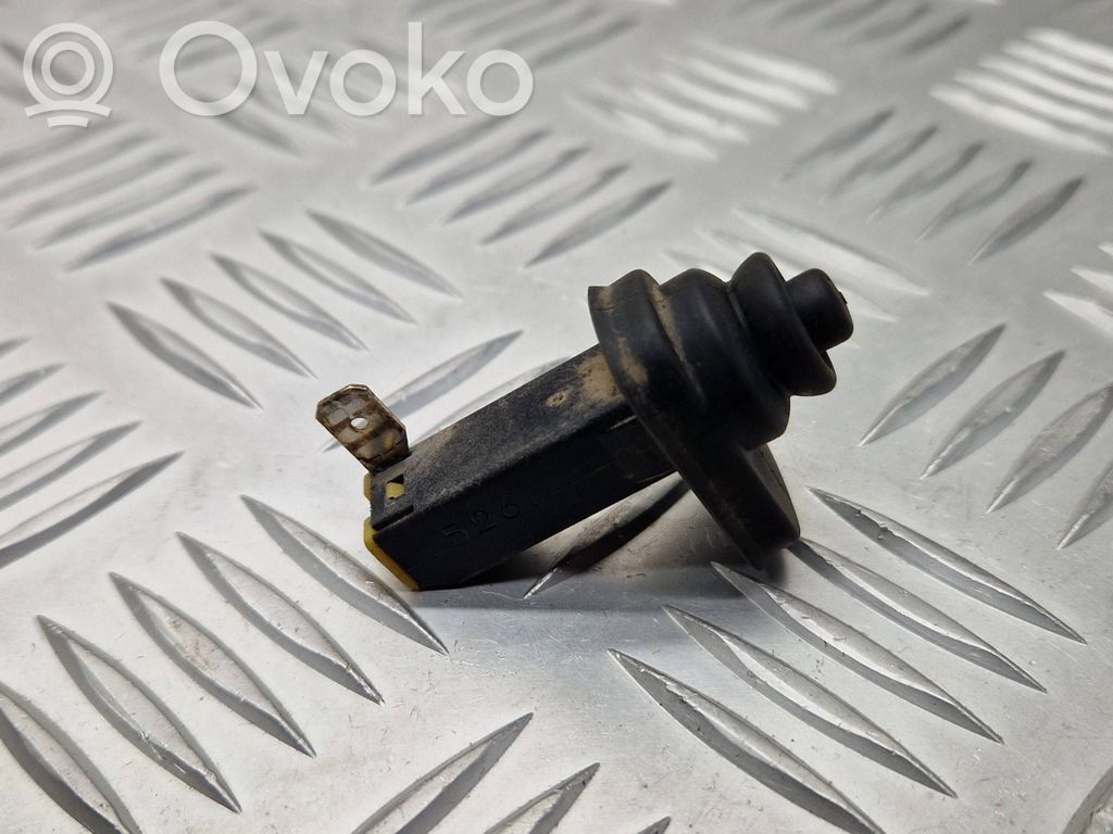 Sensor de la puerta trasera   8D0947561