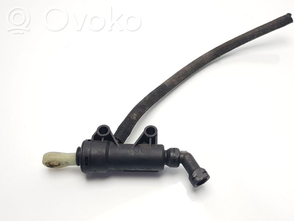 Clutch master cylinder   6762081