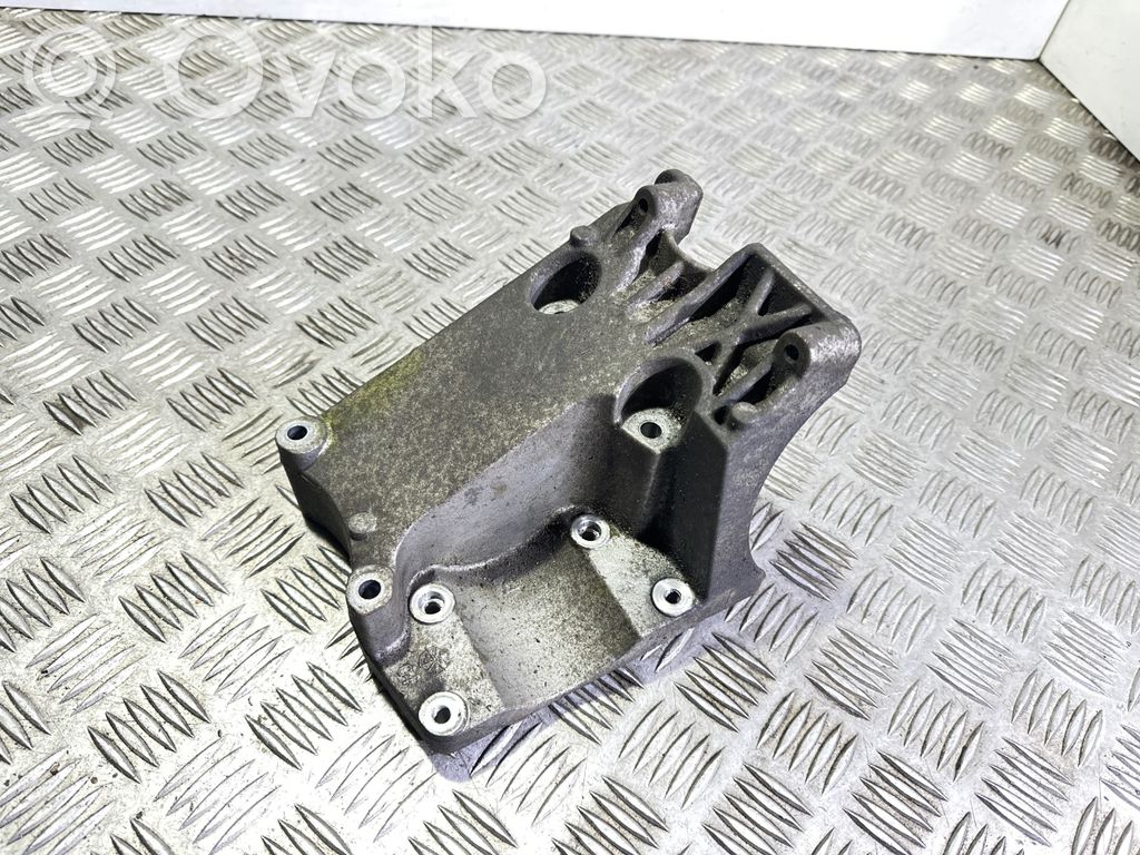 Ford C-MAX I Engine mounting bracket 