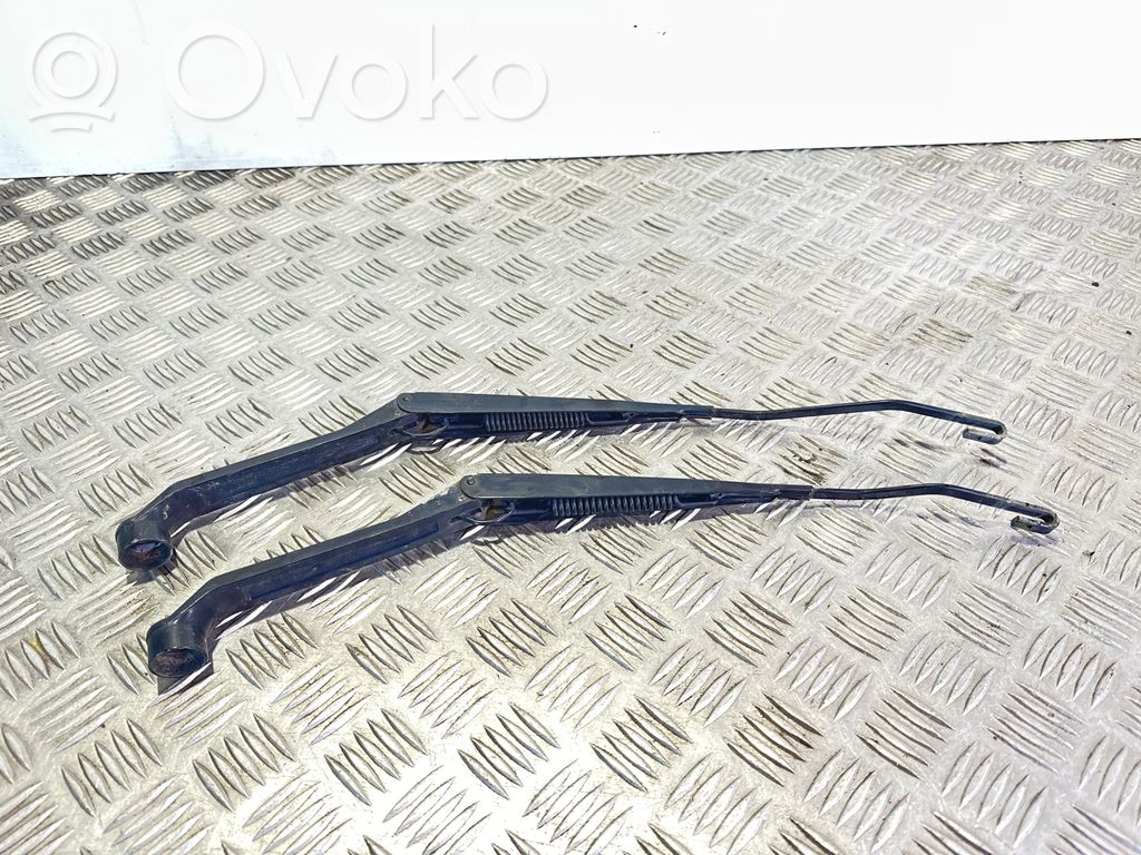 Suzuki Grand Vitara II Front wiper blade arm 