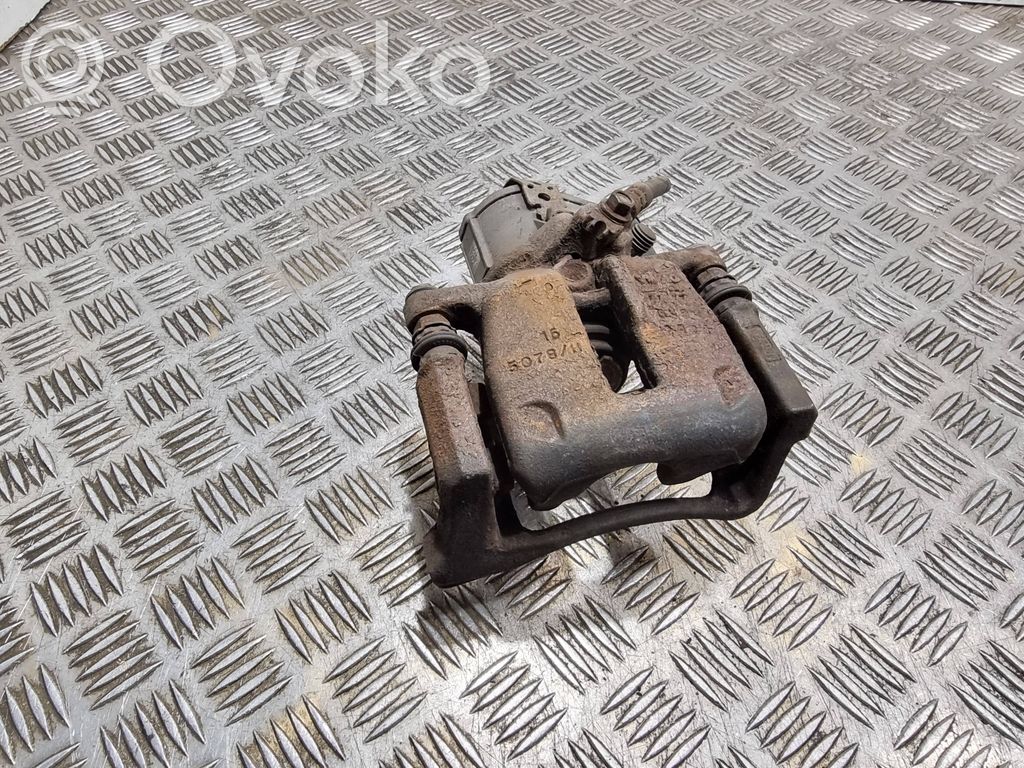 Volkswagen PASSAT B7 Tylny zacisk hamulcowy 