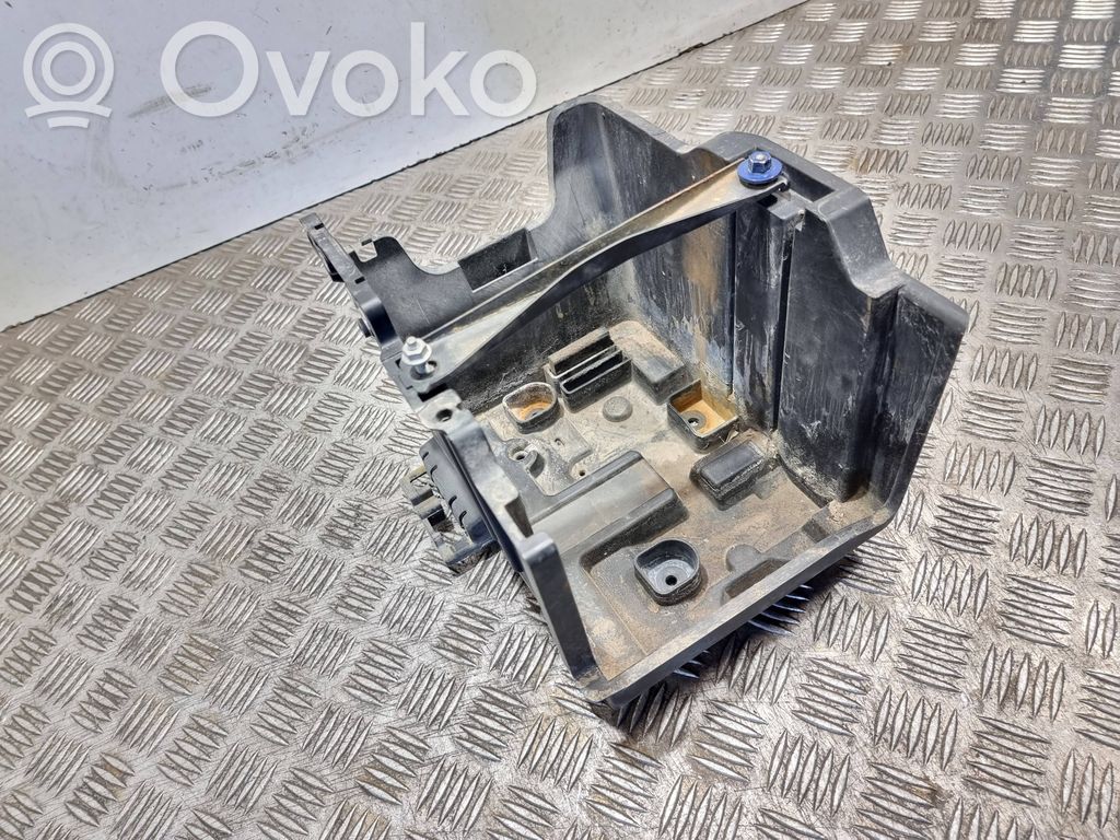 Ford Fiesta Akkulaatikon alusta 