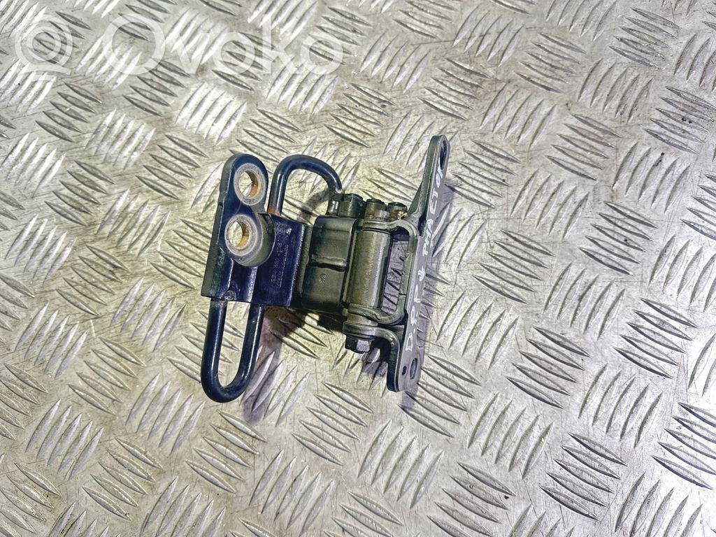Volkswagen Phaeton Front door lower hinge 