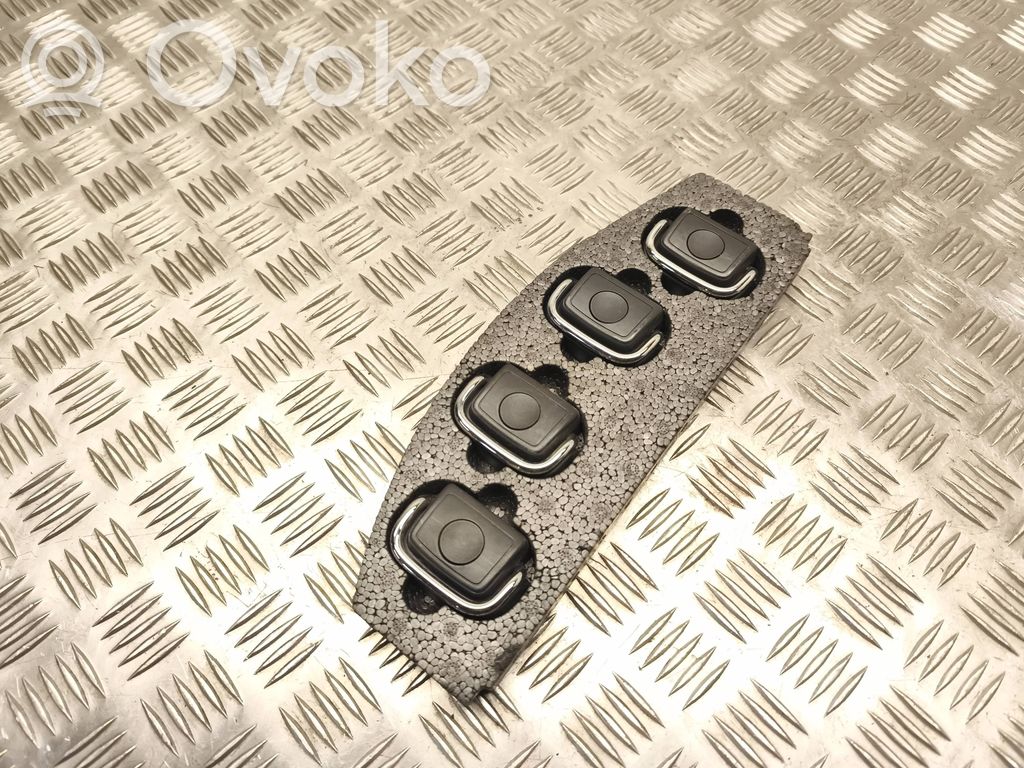 Tie down hook / loop   4G9863539