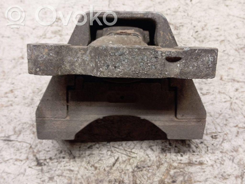 Engine mount bracket   V04652