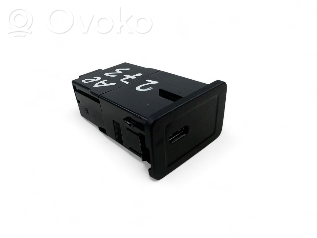 Mercedes-Benz CLA C118 X118 Enchufe conector entrada auxiliar 