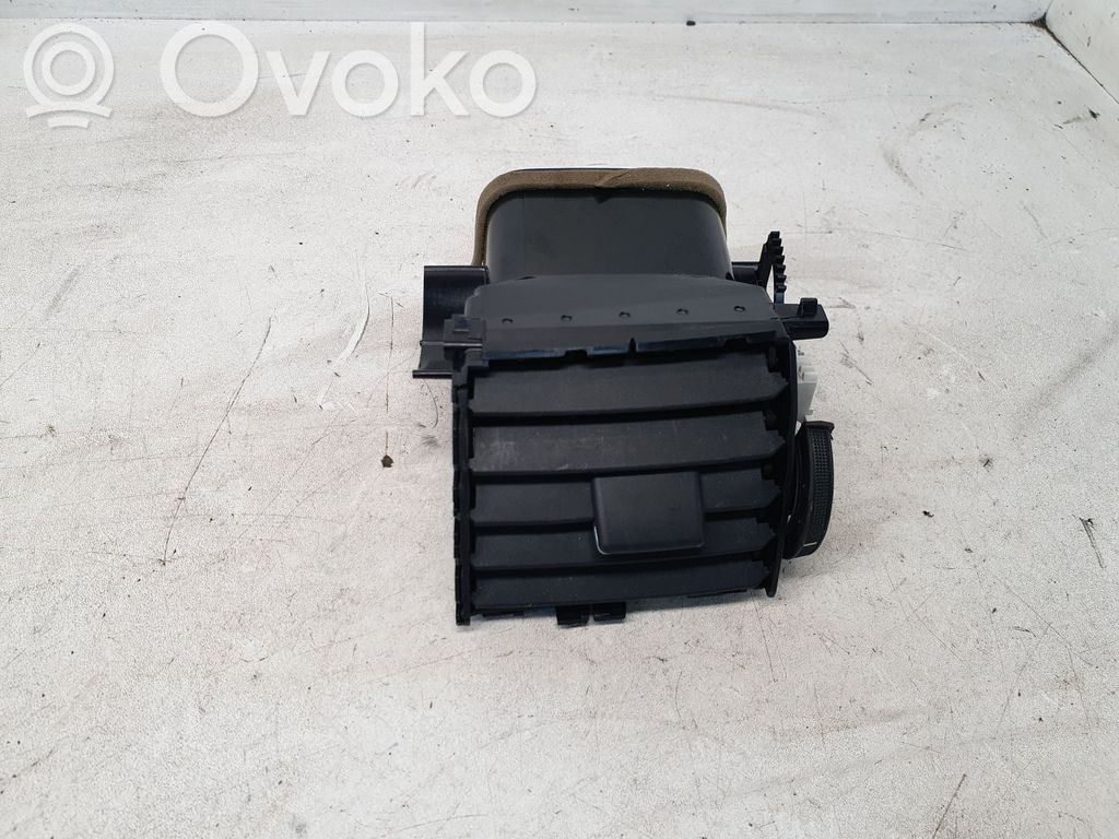 Toyota Auris E180 Dysze / Kratki środkowego nawiewu deski rozdzielczej 