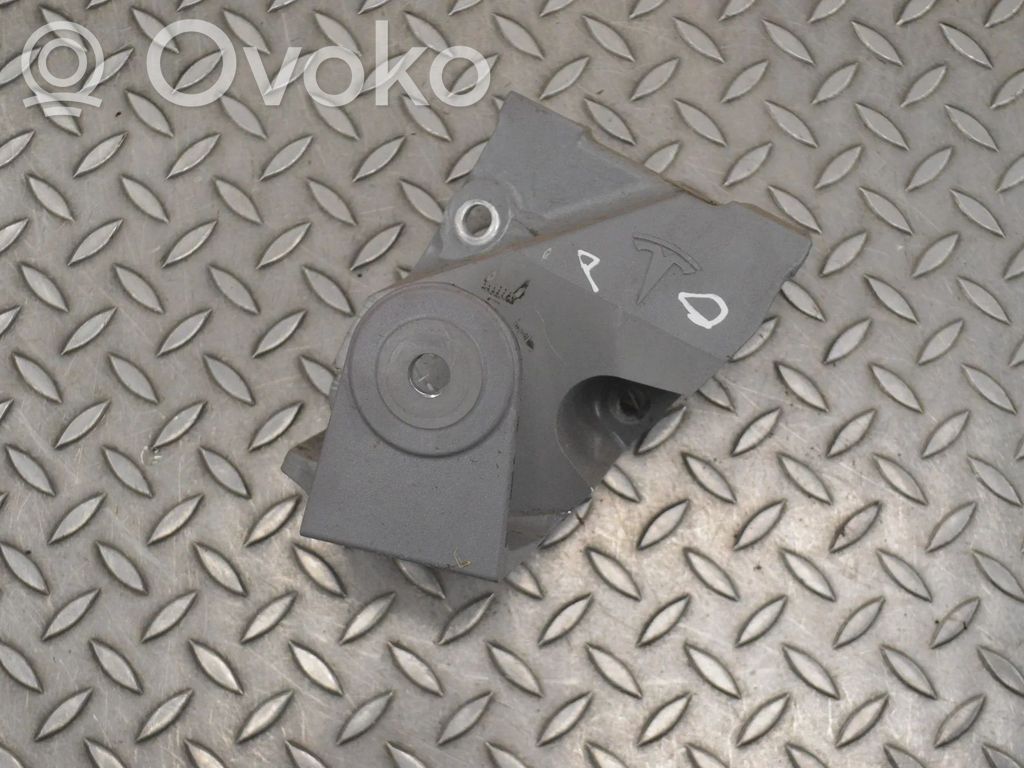 Engine mounting bracket