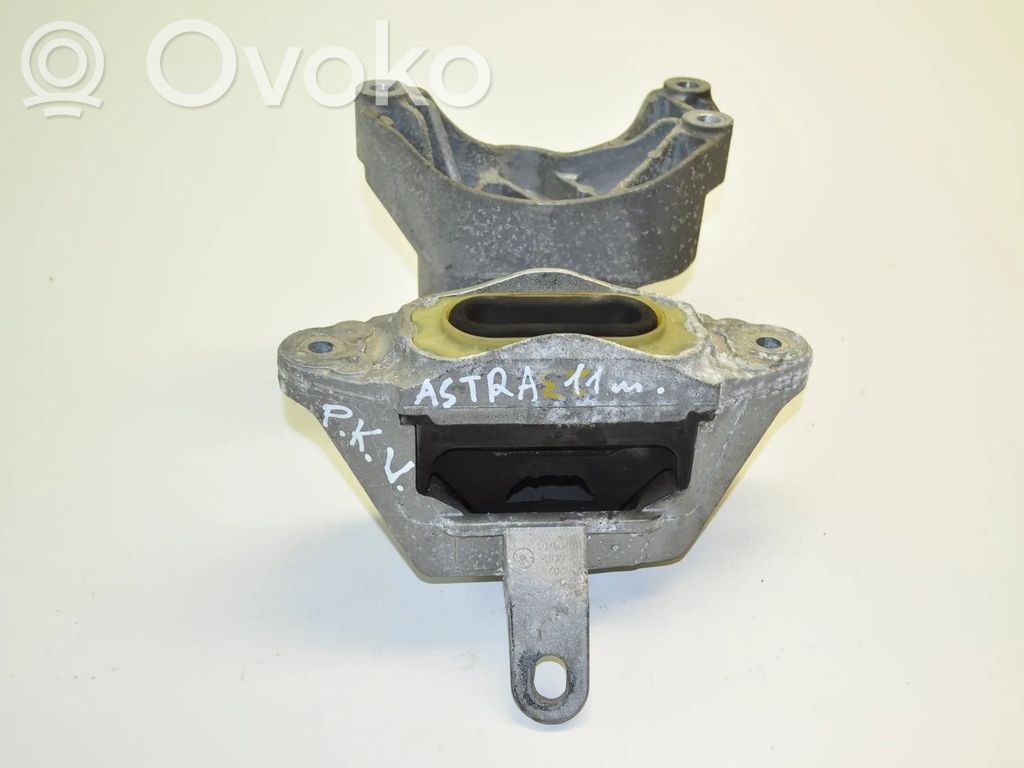 Opel Astra J Engine mount bracket 