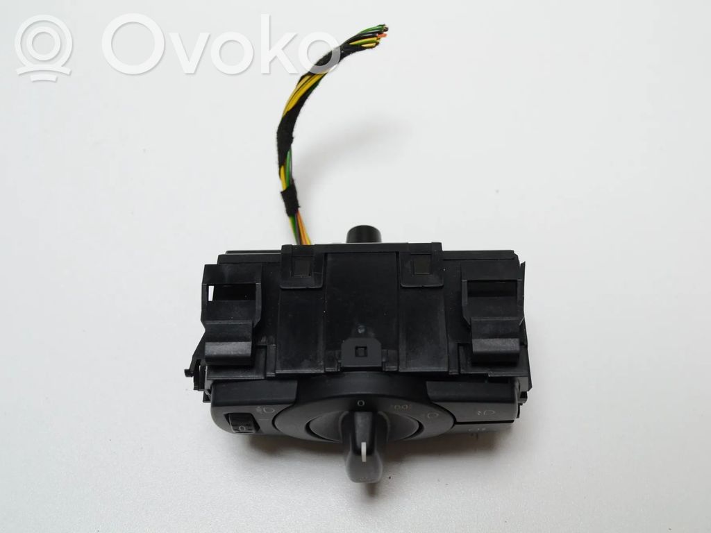 Light switch   6932794