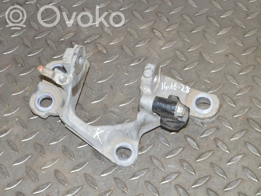 Engine mounting bracket
