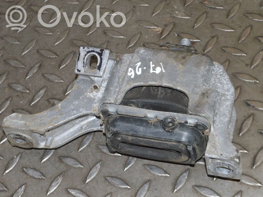 Engine mount bracket   6779805