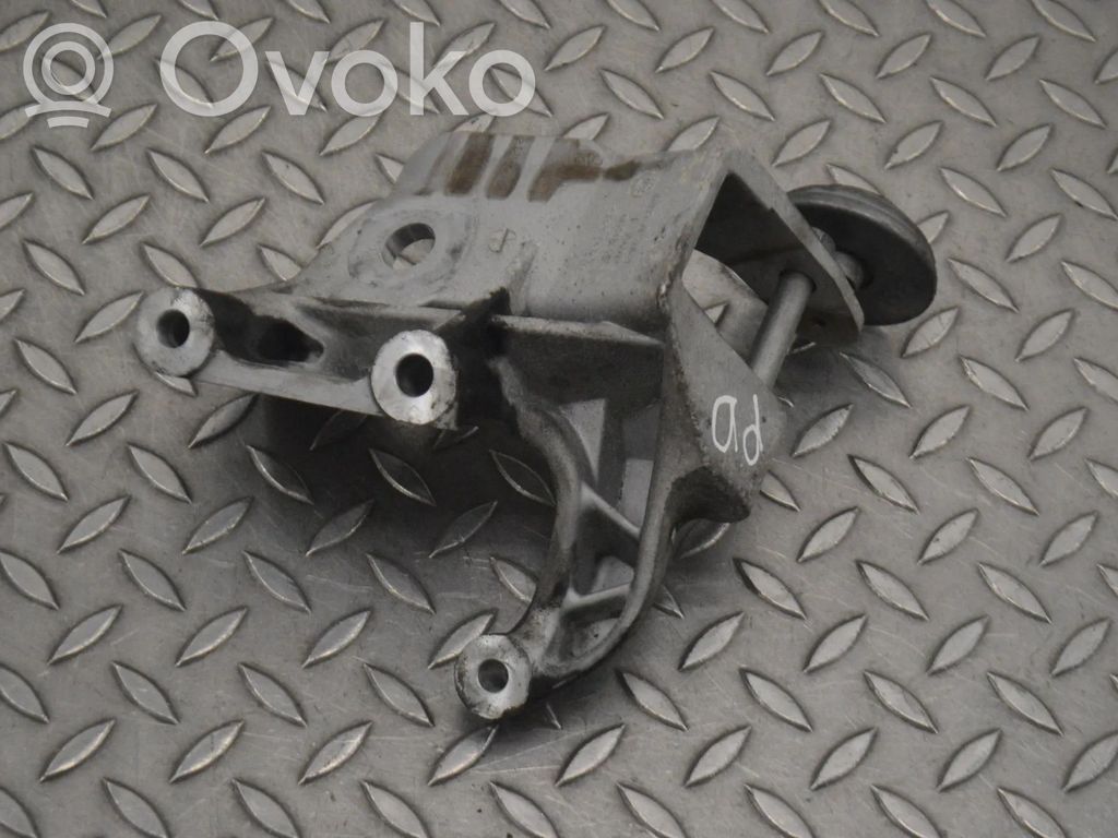 Volvo S90, V90 Engine mounting bracket 