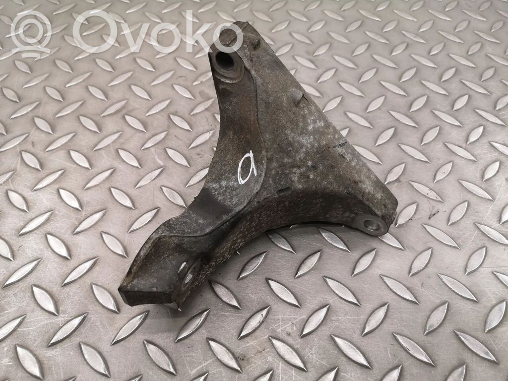 Engine mounting bracket