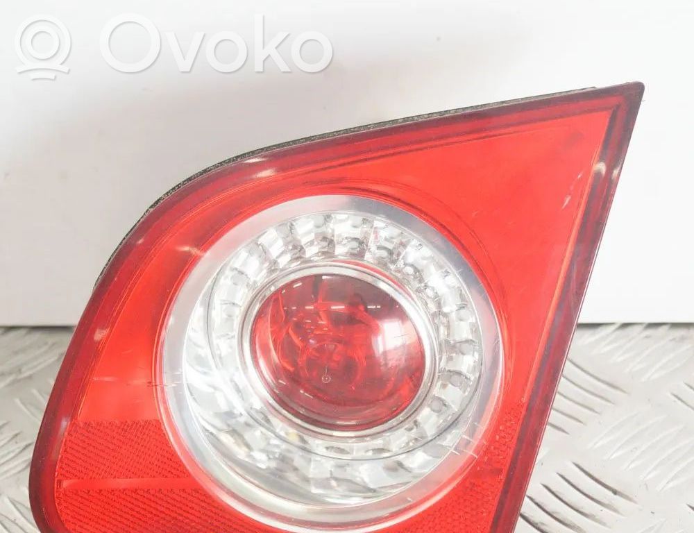 Volkswagen PASSAT B6 Lampă spate în capacul portbagajului 