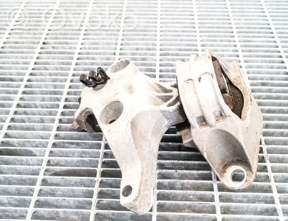 Engine mount bracket   112849221R