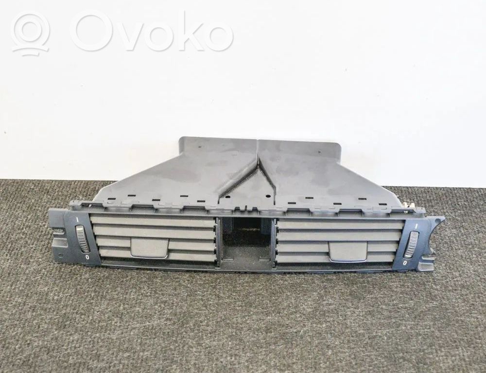 BMW 3 E90 E91 Lango oro grotelės 