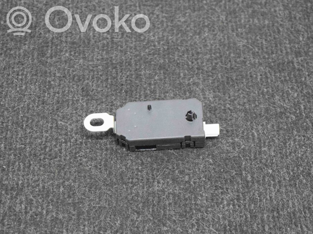 Tesla Model 3 Antenas pastiprinātājs 